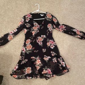Bar III, XS dress with flowers and belt. The belt adjust the waist.